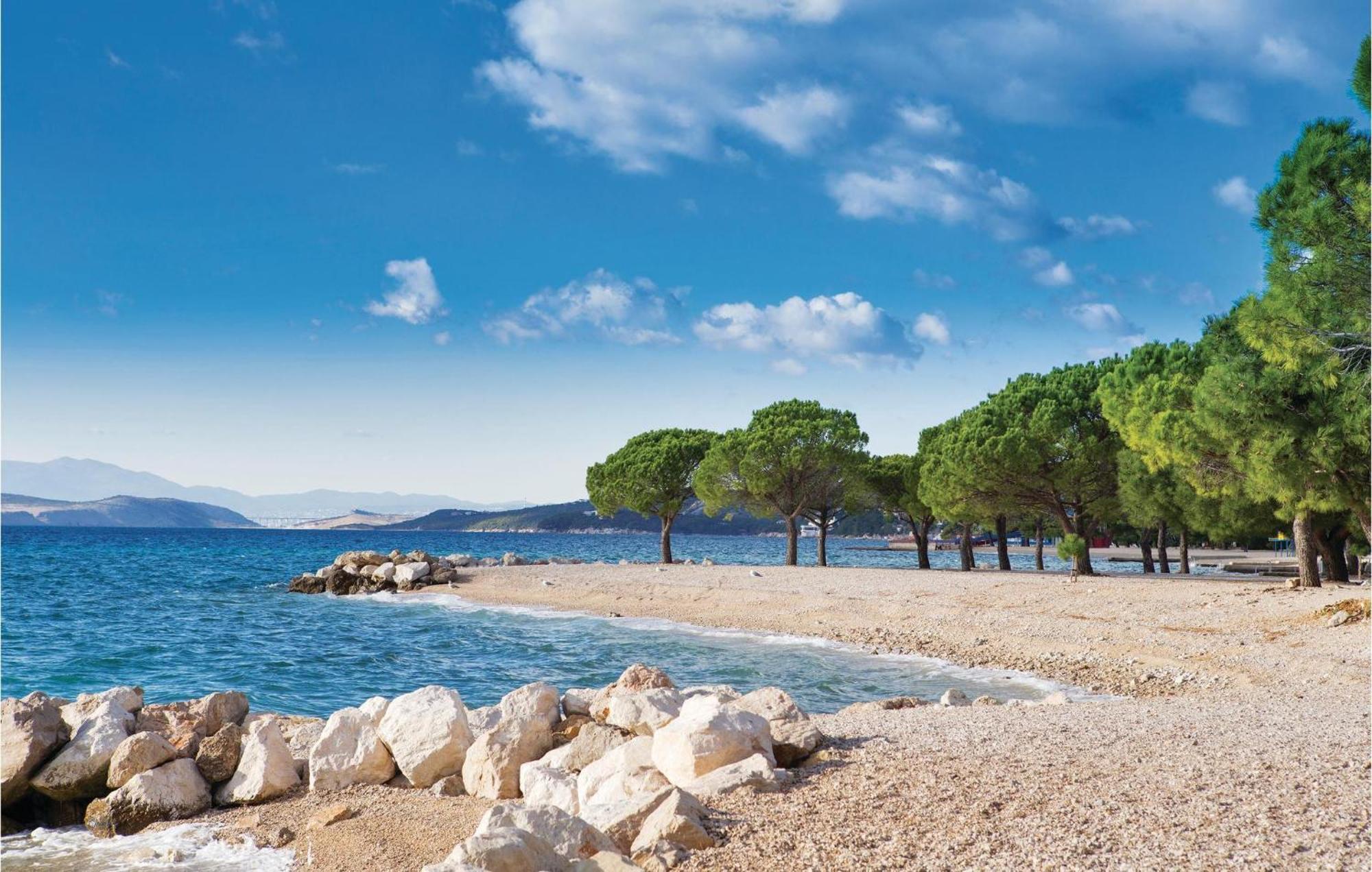 Cozy Apartment In Crikvenica With Kitchen ภายนอก รูปภาพ